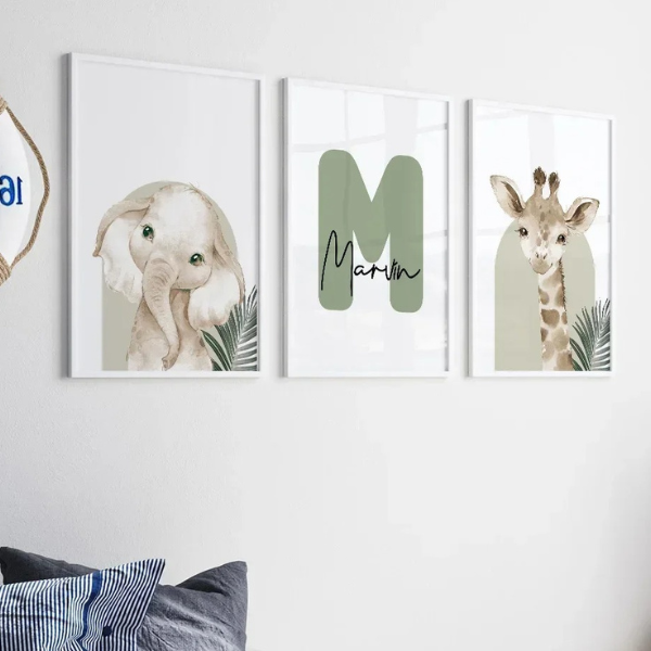 Set de 3 affiches murales vert sauge pour bébé avec prénom, éléphant et girafe