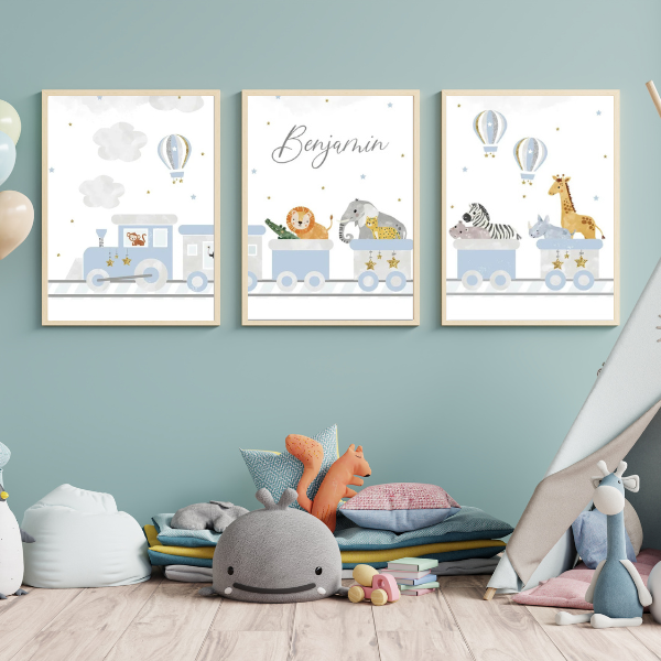 Ensemble de trois affiches représentant un train bleu avec des animaux sauvages et un prénom personnalisable, parfait pour une chambre d'enfant.