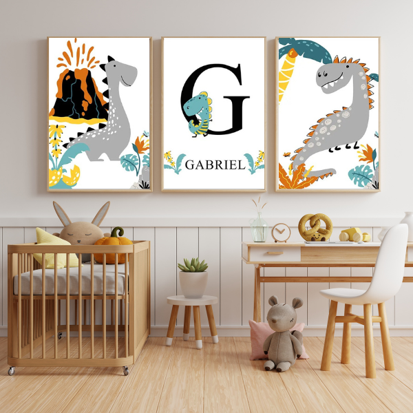Ensemble de trois affiches dinosaures personnalisées avec le prénom de l'enfant, idéal pour une décoration de chambre unique.