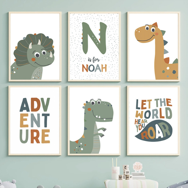 Affiches dinosaures personnalisées avec prénom, parfaites pour une décoration murale chambre bébé garçon. Idéal comme cadeau personnalisé enfant.