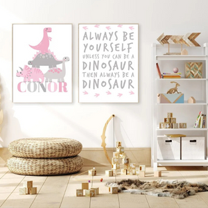 Lot de 2 affiches dinosaures roses personnalisées avec prénom, parfaites pour une déco de chambre enfant, imprimé sur coton canvas.