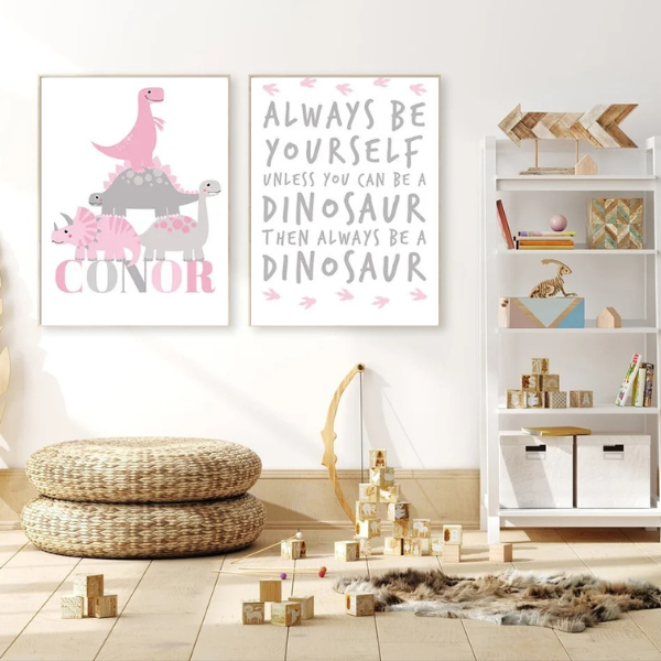 Lot de 2 affiches dinosaures roses personnalisées avec prénom, parfaites pour une déco de chambre enfant, imprimé sur coton canvas.