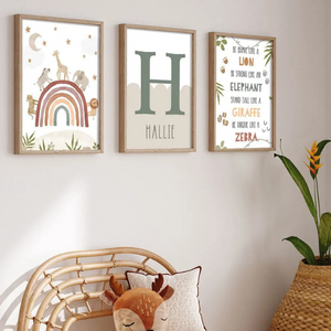 Affiches chambre bébé avec girafe, lion, éléphant et zebra. Citation éducative et design arc-en-ciel dans des tons naturels.