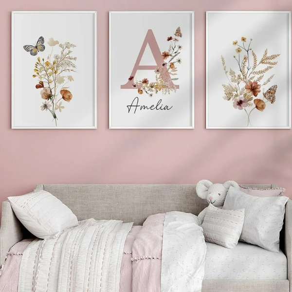 Affiches murales avec fleurs bohèmes et initiale centrale. Idéales pour une décoration douce et naturelle dans une chambre d’enfant.