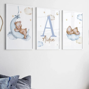 Lot de posters pour chambre bébé avec oursons endormis sur nuages et ciel de nuit. Déco tendre et personnalisable.