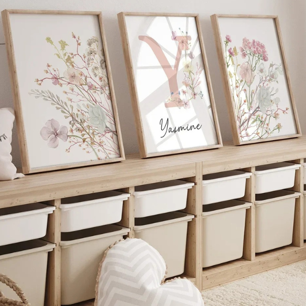 Ensemble de 3 posters avec initiale décorative et fleurs pastel pour une ambiance délicate dans la chambre d’enfant.