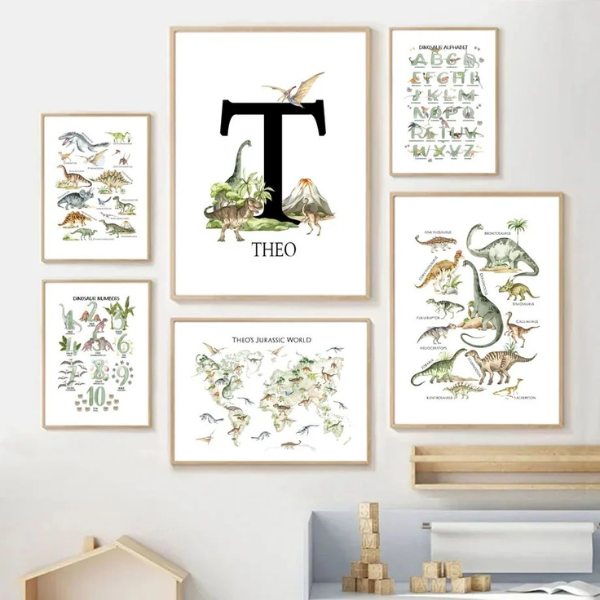 Présentation d’une collection d’affiches sur le thème des dinosaures, incluant une affiche personnalisable avec prénom et initiale.