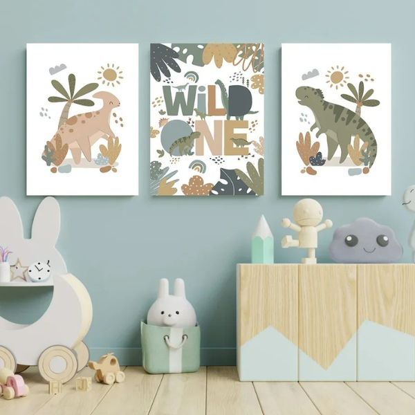 Inspiration déco avec affiches dinosaures en vert sauge, vendues à l’unité, parfaites pour une chambre d’enfant naturelle et tendance.
