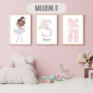 Set de 3 affiches murales sur le thème de la danse classique, incluant une ballerine, une initiale florale et des chaussures de danse.