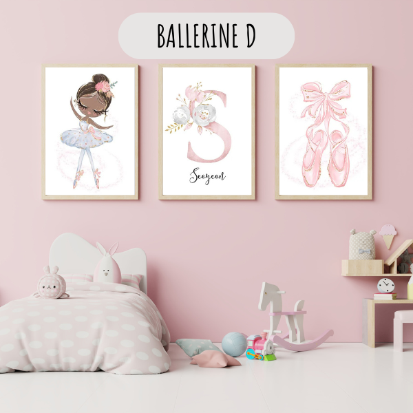 Set de 3 affiches murales sur le thème de la danse classique, incluant une ballerine, une initiale florale et des chaussures de danse.