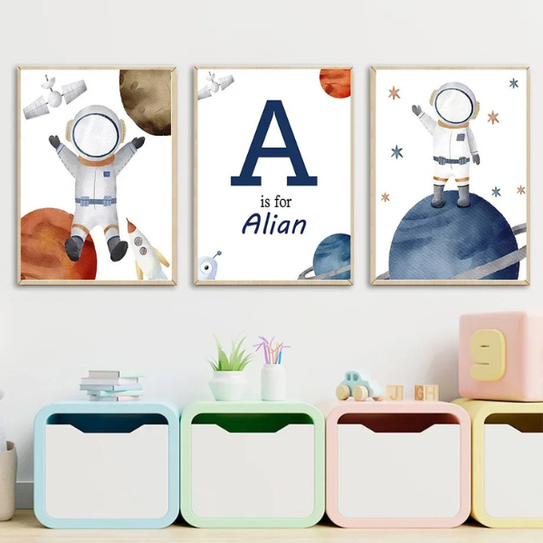 Lot d'affiches sur le thème de l’espace avec astronautes, planètes et fusée.