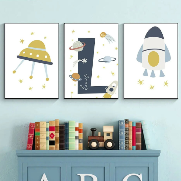 Lot de trois affiches murales thème espace avec fusée, planète et prénom personnalisable, décoration originale pour chambre bébé.