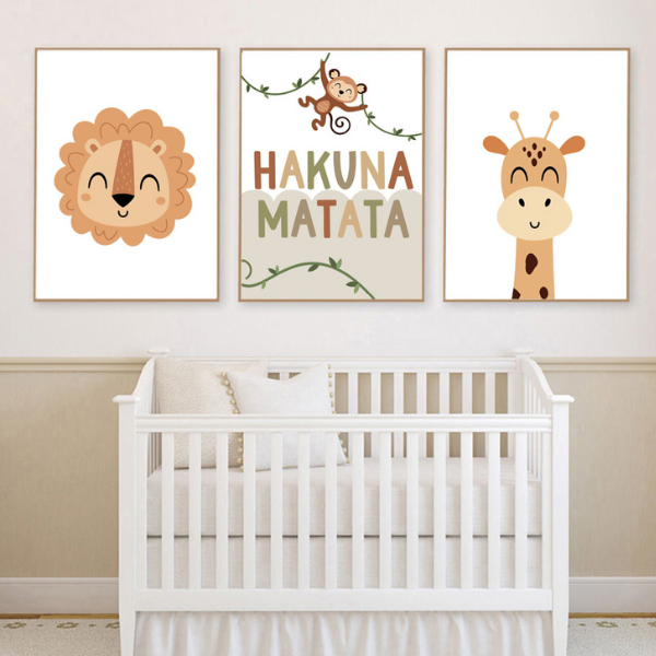 Set de trois affiches jungle avec lion, girafe et message Hakuna Matata pour chambre bébé