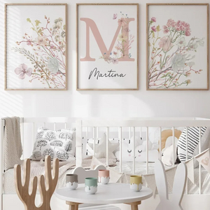 Set d’affiches murales florales dans des teintes poudrées avec initiale personnalisable. Idéal pour chambre de petite fille.