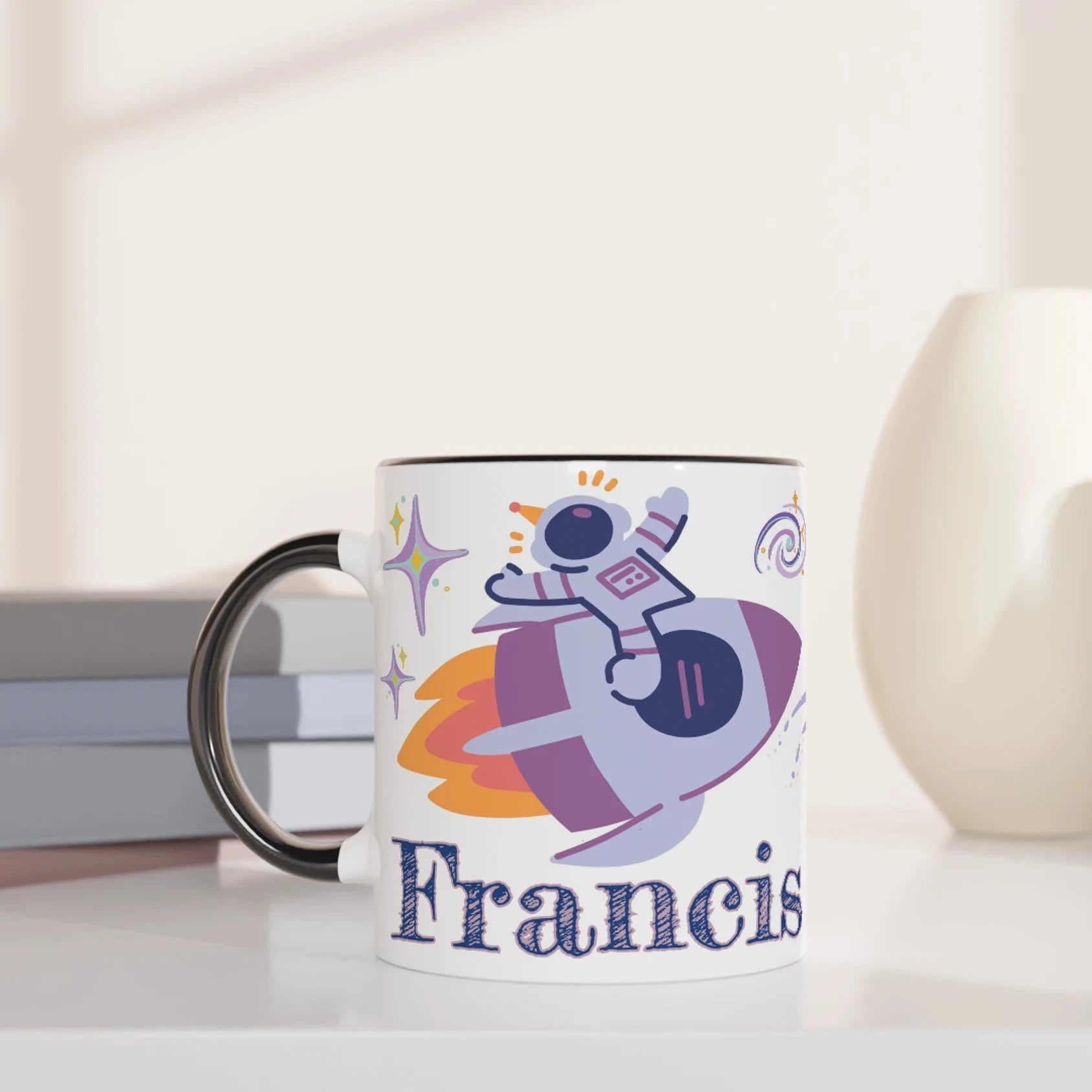 Mug personnalisé avec explorateur de l’espace et étoiles, intérieur noir, pour une touche élégante et futuriste.