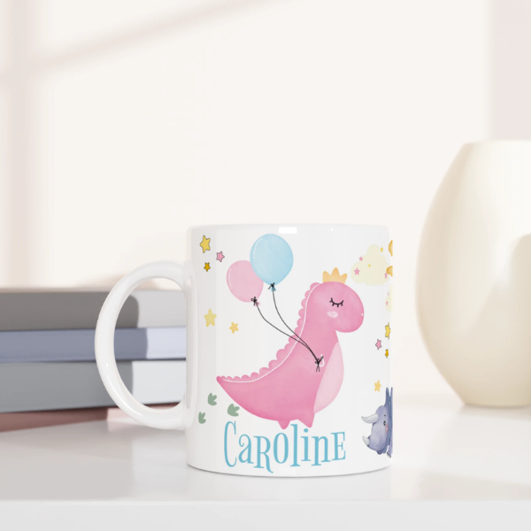 Mug personnalisable avec motif dinosaure rose et intérieur coloré, disponible en blanc et six autres coloris.