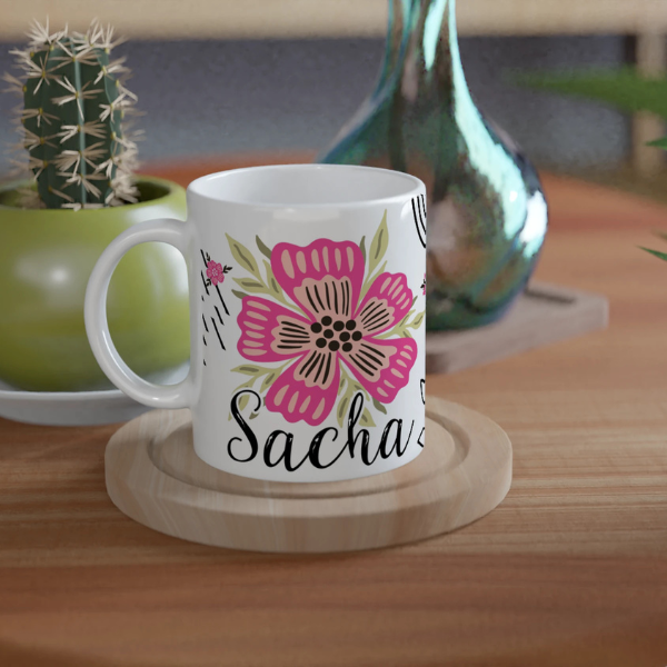 Mug personnalisé tout blanc avec fleurs bohèmes et motifs graphiques, idéal pour un cadeau élégant et moderne.