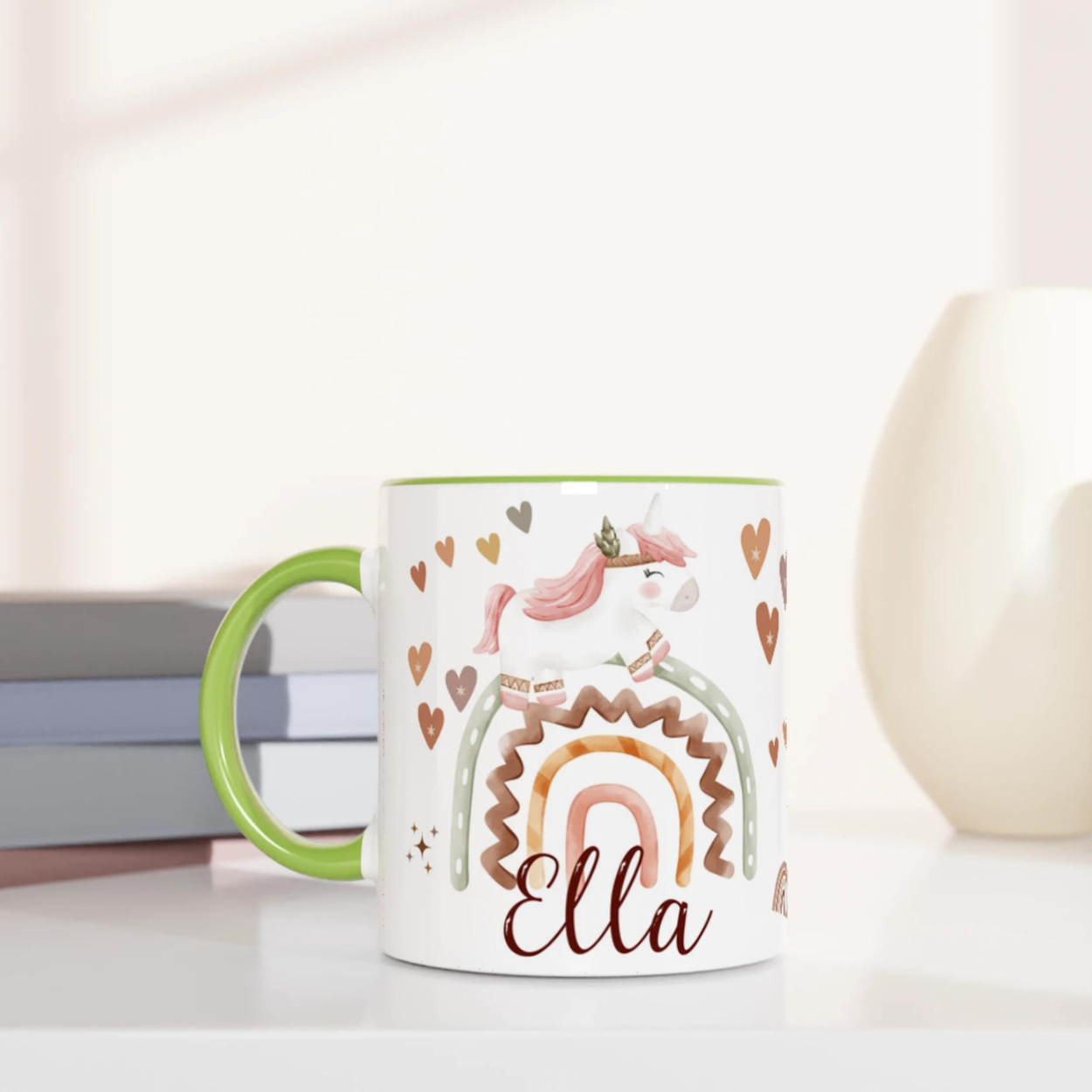 Tasse personnalisée avec licorne et décor bohème en tons naturels, intérieur vert, un cadeau enchanteur et paisible.