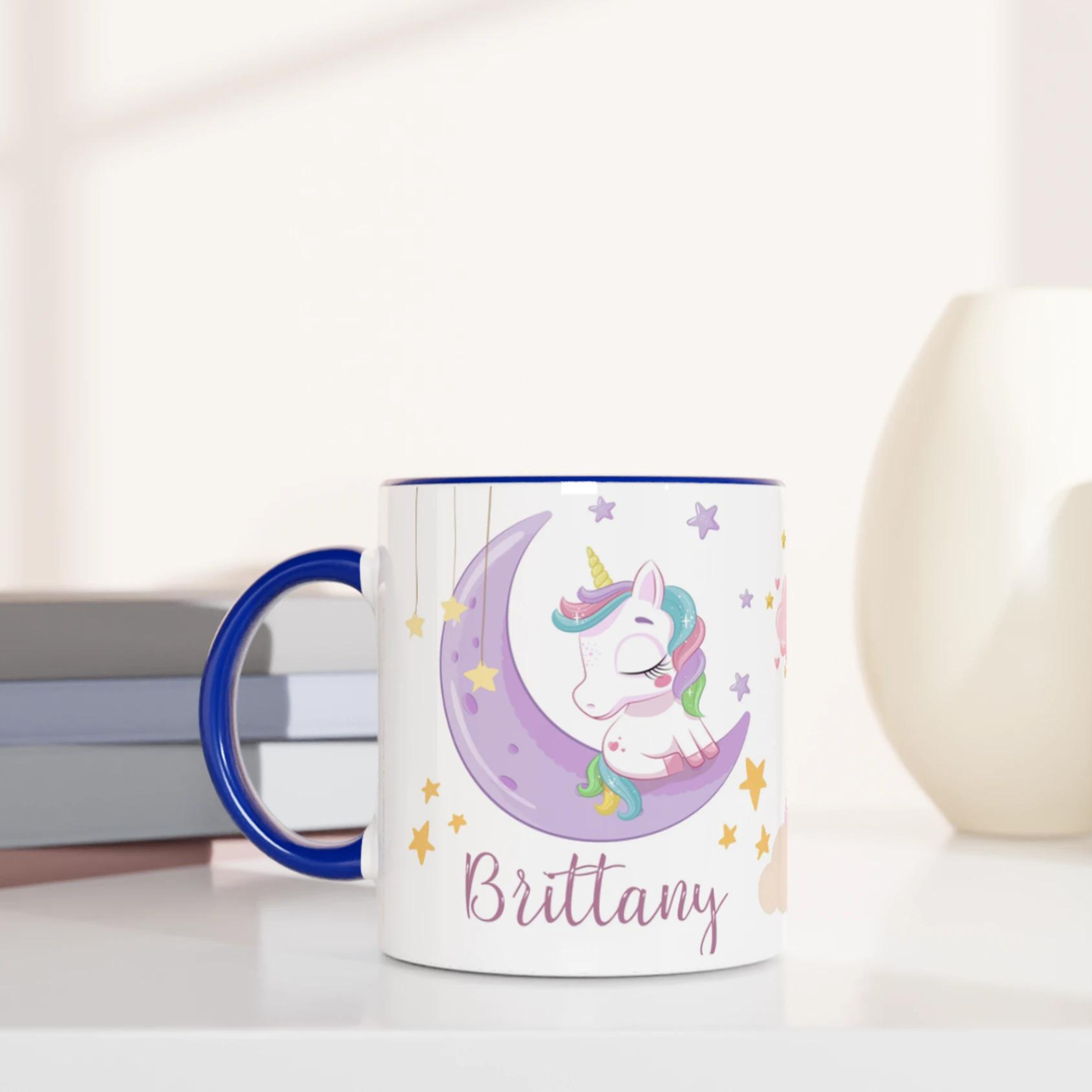 Mug personnalisé avec licorne sur un nuage et pluie d’étoiles, intérieur bleu, parfait pour une petite rêveuse passionnée de magie.