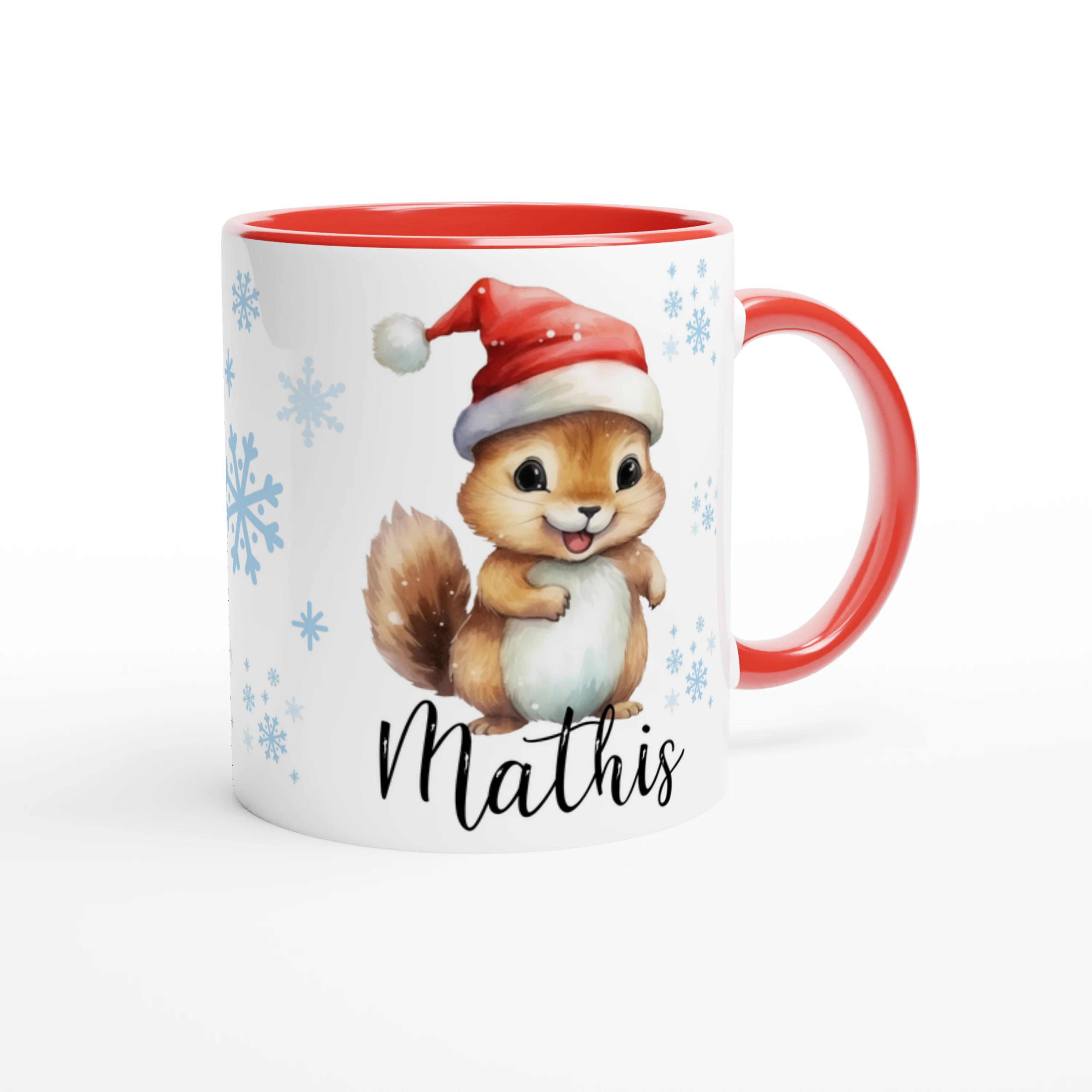 Tasse de Noël personnalisée avec un écureuil joyeux en bonnet rouge, intérieur rouge, idéal pour une ambiance chaleureuse et festive.