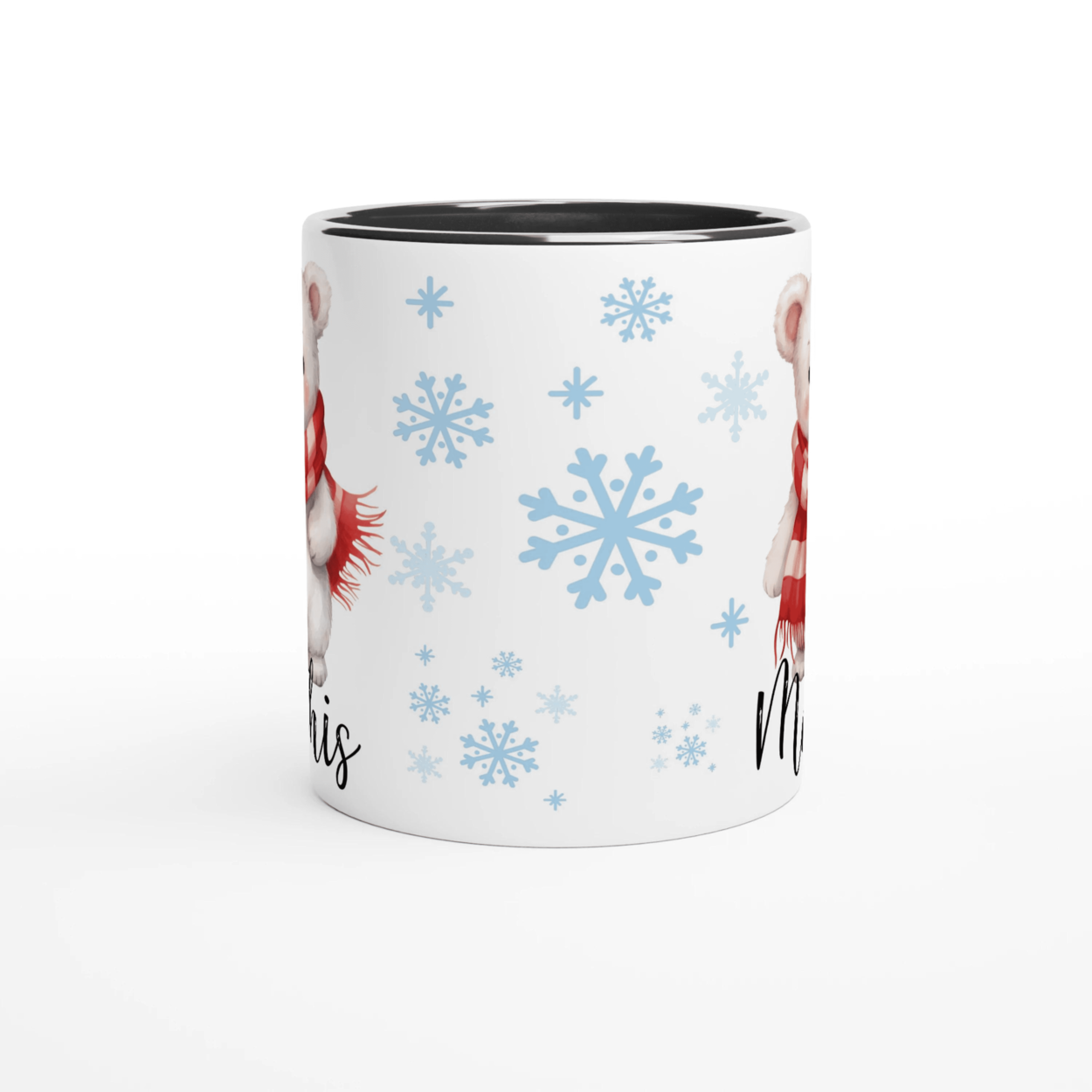 Tasse personnalisée avec un ours polaire et une écharpe rouge, intérieur noir, pour une touche hivernale élégante.