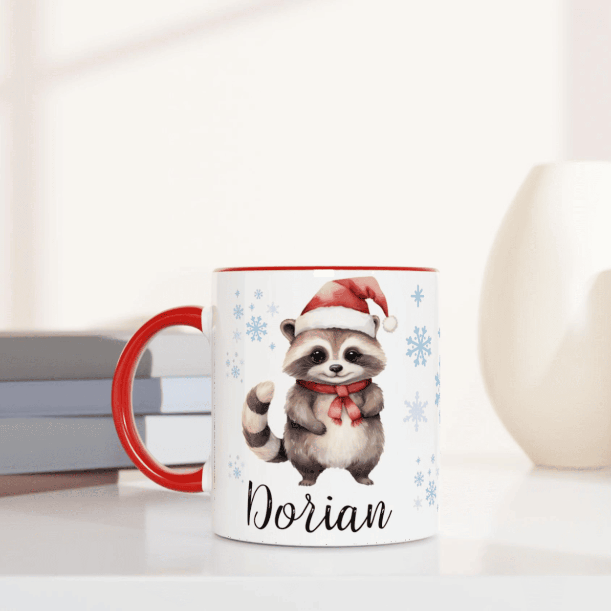 Mug personnalisé de Noël avec un mignon raton laveur et des flocons de neige, intérieur rouge, pour une touche festive et chaleureuse.