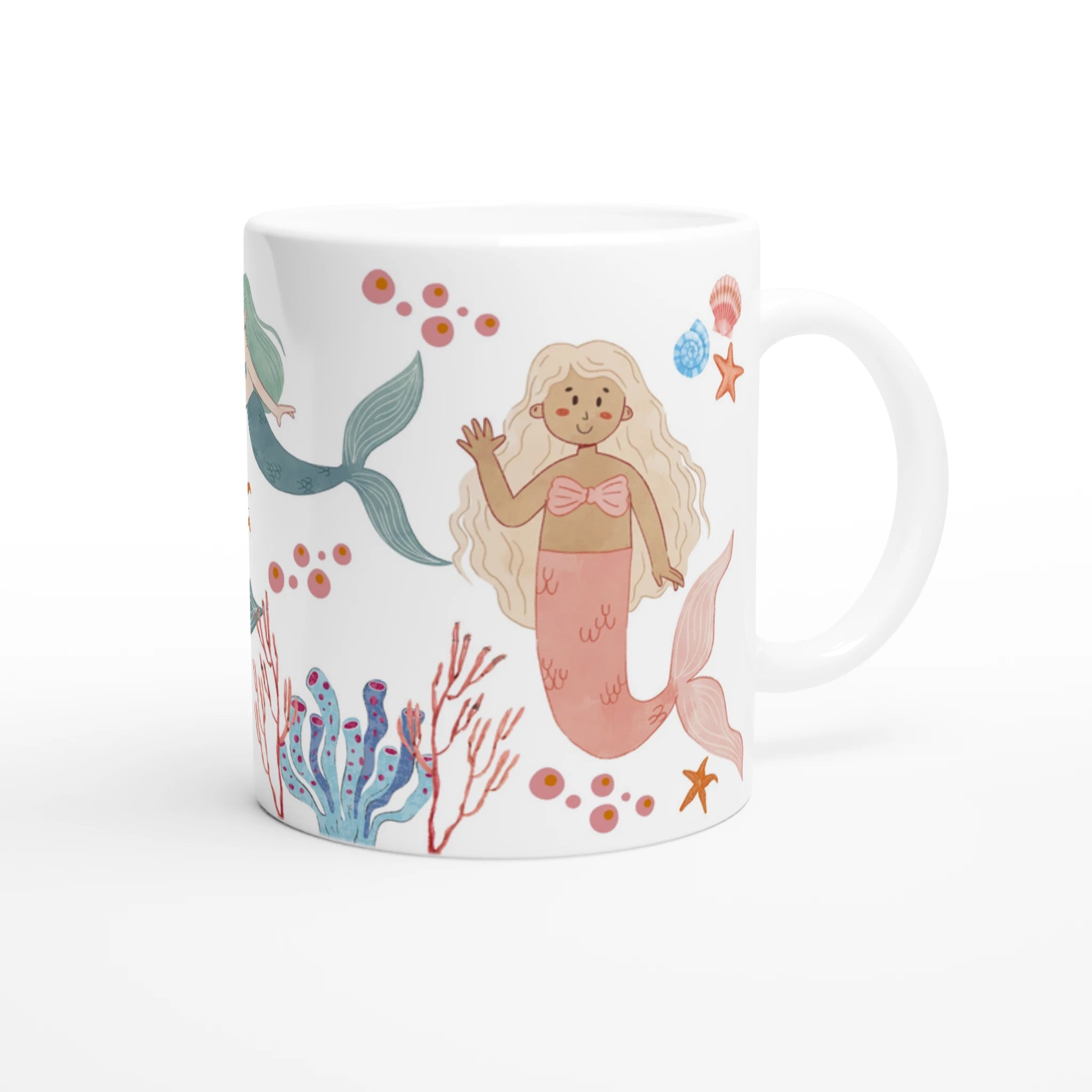 Mug personnalisé tout blanc avec illustration de sirènes aquarelle, décor marin et coquillages, idéal pour un cadeau enfant.