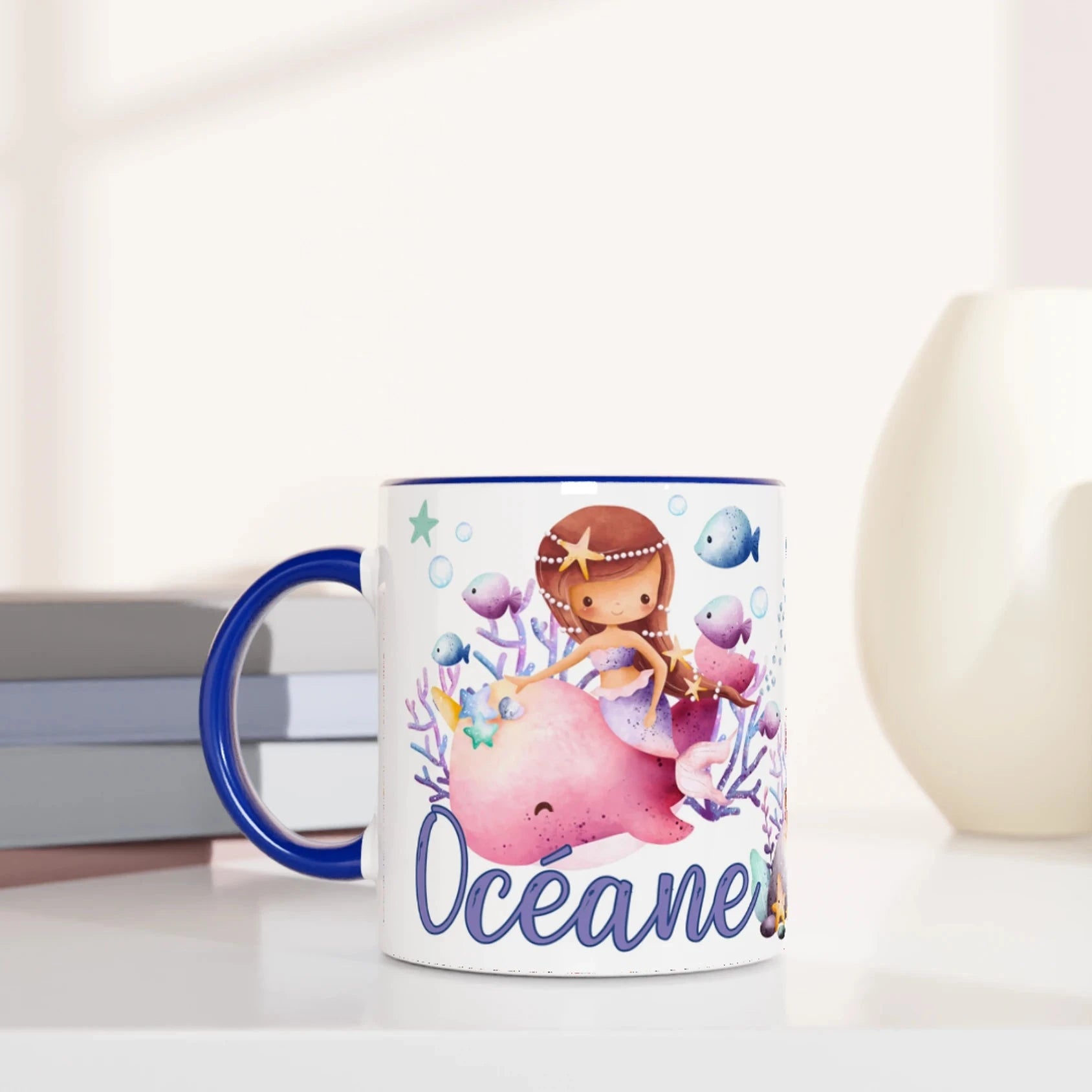 Mug personnalisé avec décor de sirènes et animaux marins, comme des étoiles de mer et poissons, intérieur bleu, parfait pour l’océan.
