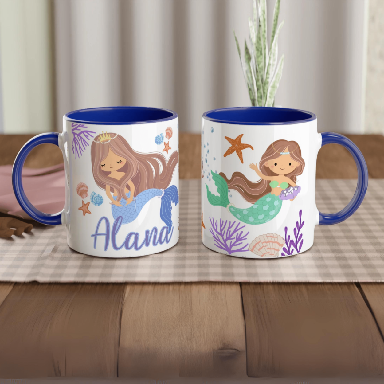 Mug personnalisé avec décor de sirène princesse et coraux, intérieur bleu, parfait pour les passionnées de l’océan.