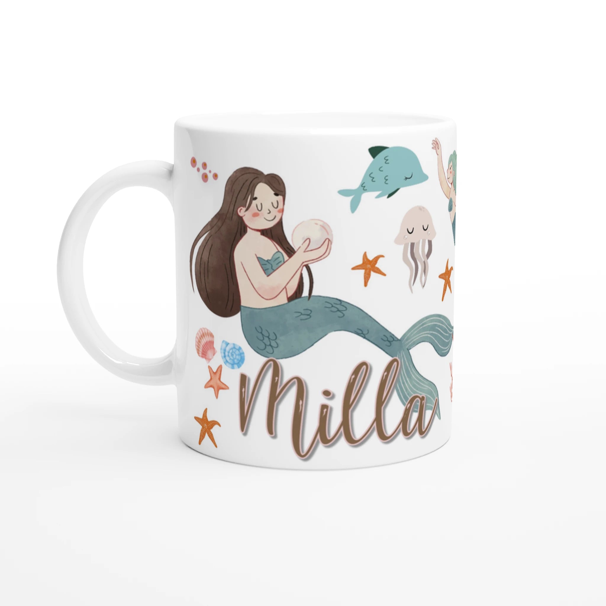 Mug personnalisé tout blanc avec illustration de sirènes aquarelle, décor marin et coquillages, idéal pour un cadeau enfant.