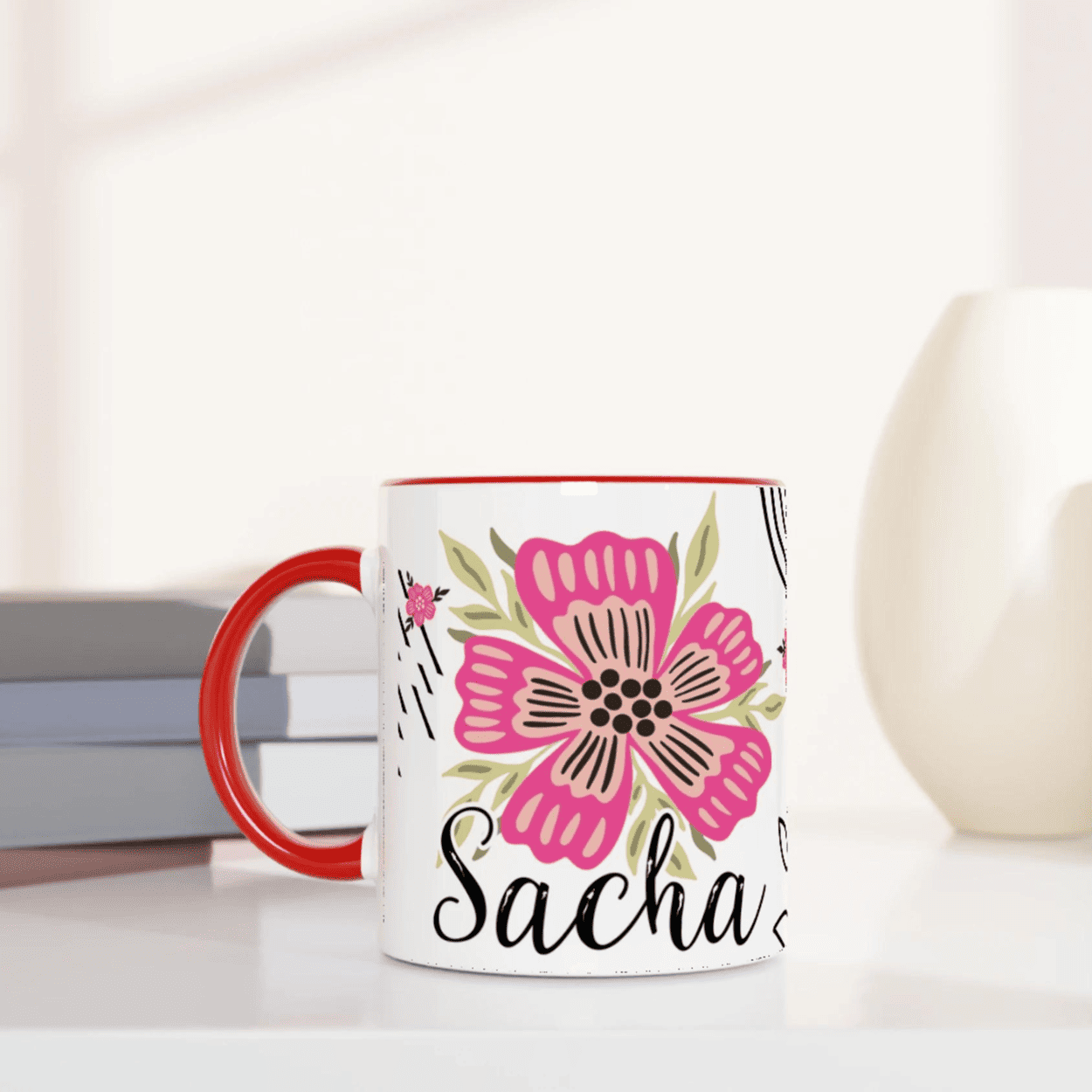 Mug prénom personnalisé avec fleurs bohèmes, intérieur rouge, parfait pour un cadeau original.
