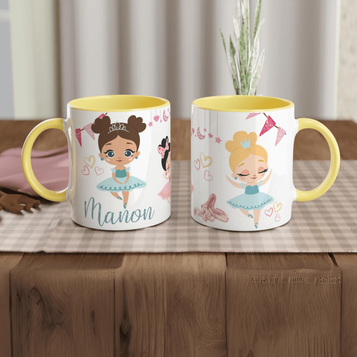 Mug prénom personnalisable avec danseuse en robe bleue et éléments décoratifs, intérieur jaune, cadeau joyeux pour une petite danseuse.