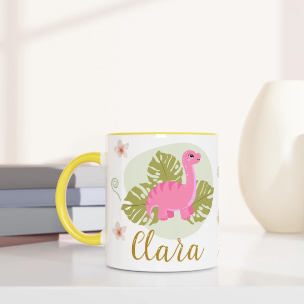 Tasse personnalisée avec motif dinosaure et prénom, intérieur jaune, parfait pour les enfants fans de dinosaures.