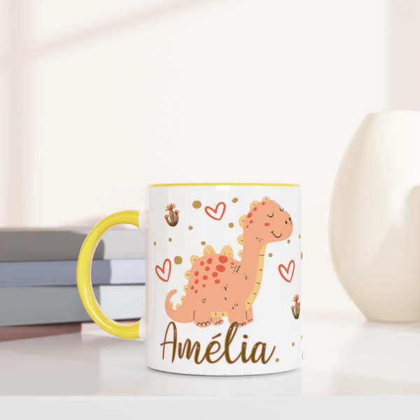 Tasse personnalisée avec motif dinosaure mignon et prénom, intérieur jaune, idéal pour les enfants