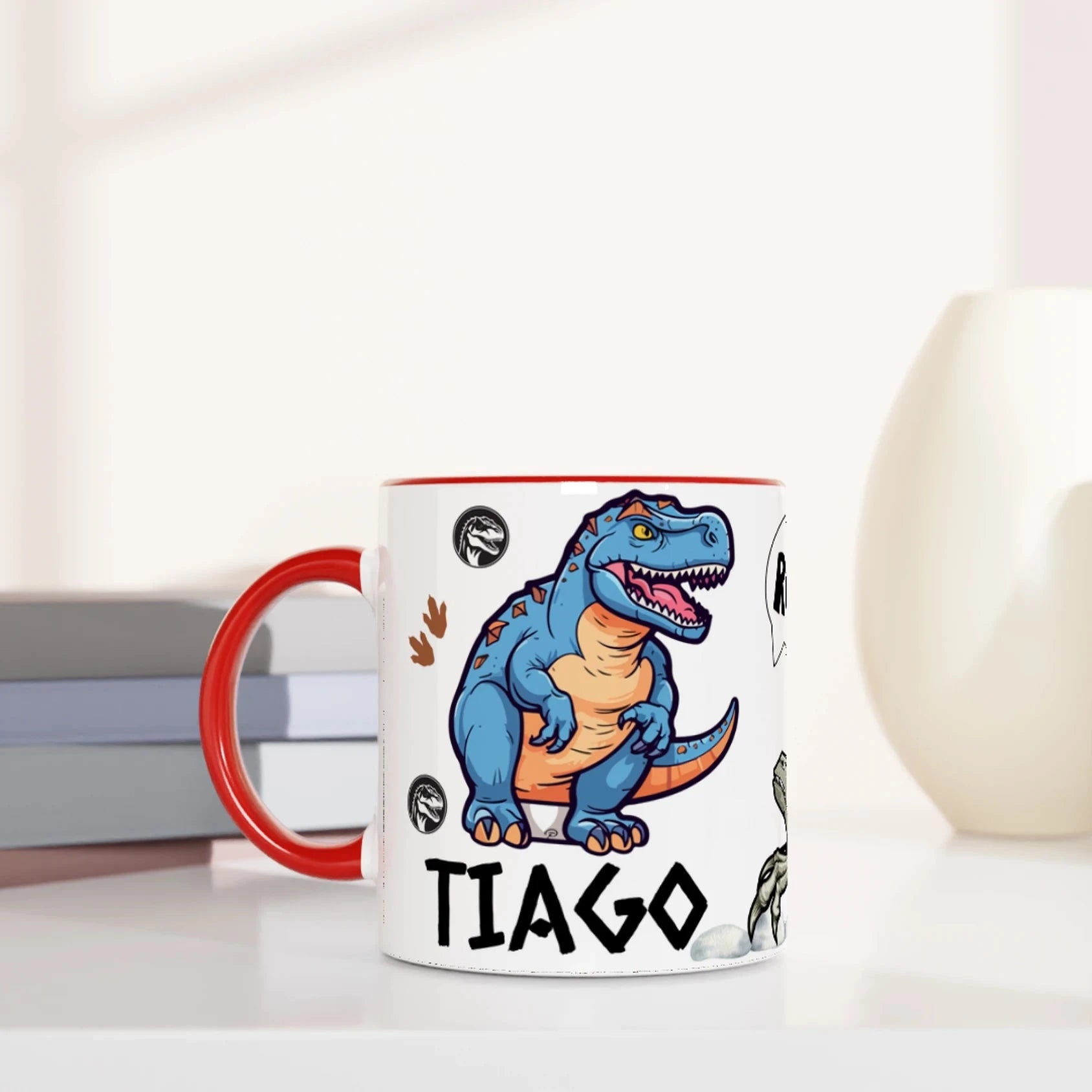 Tasse dinosaure personnalisé avec prénom, intérieur rouge, motif T-Rex amusant pour enfant.