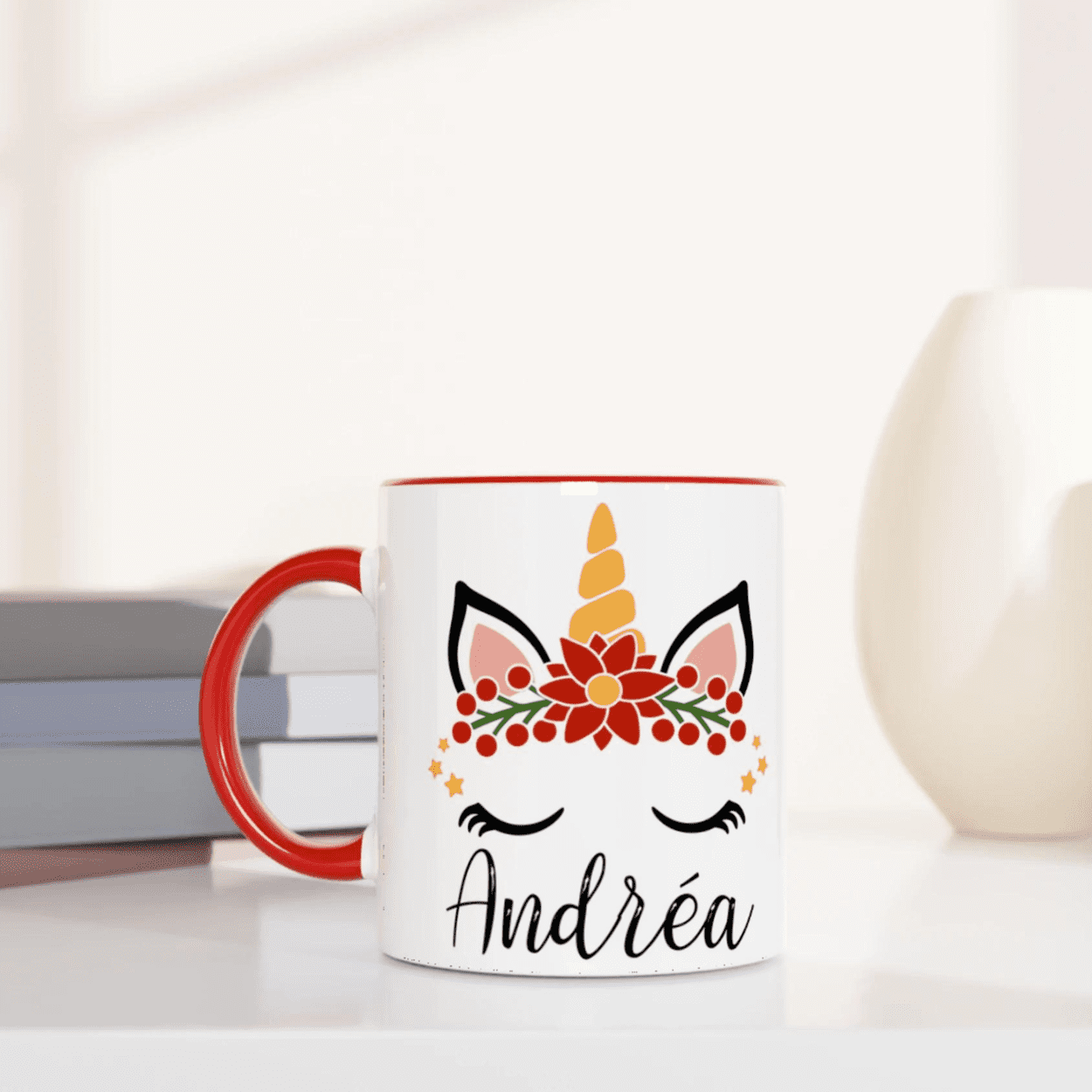 Tasse blanche avec motif licorne et couronne de fleurs, intérieur et anse rouges