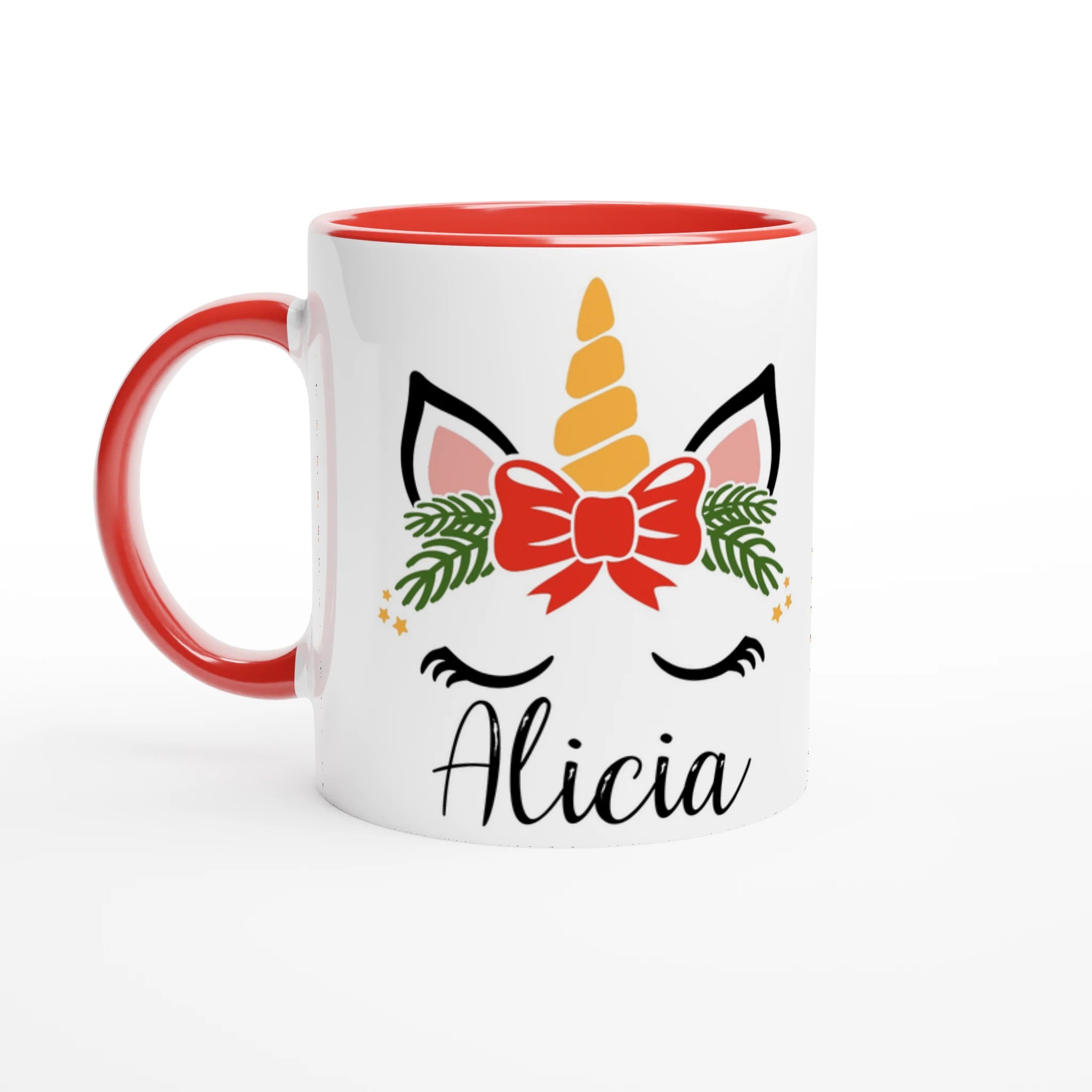 Tasse blanche décorée d’une licorne festive avec feuillage et nœud rouge, anse rouge et intérieur rouge.