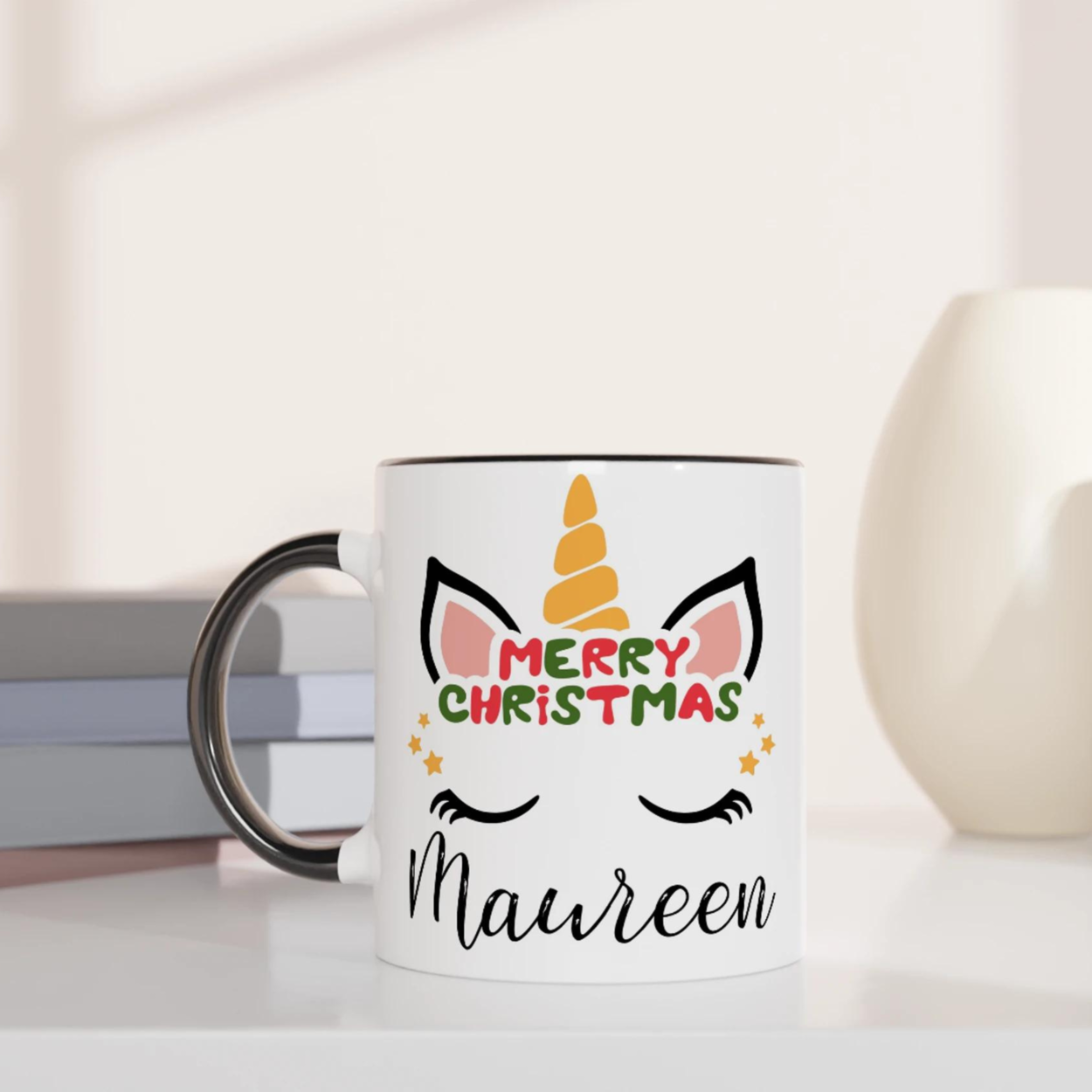 Mug licorne de Noël avec inscription Merry Christmas, anse noire et intérieur noir, décor festif sur fond blanc.