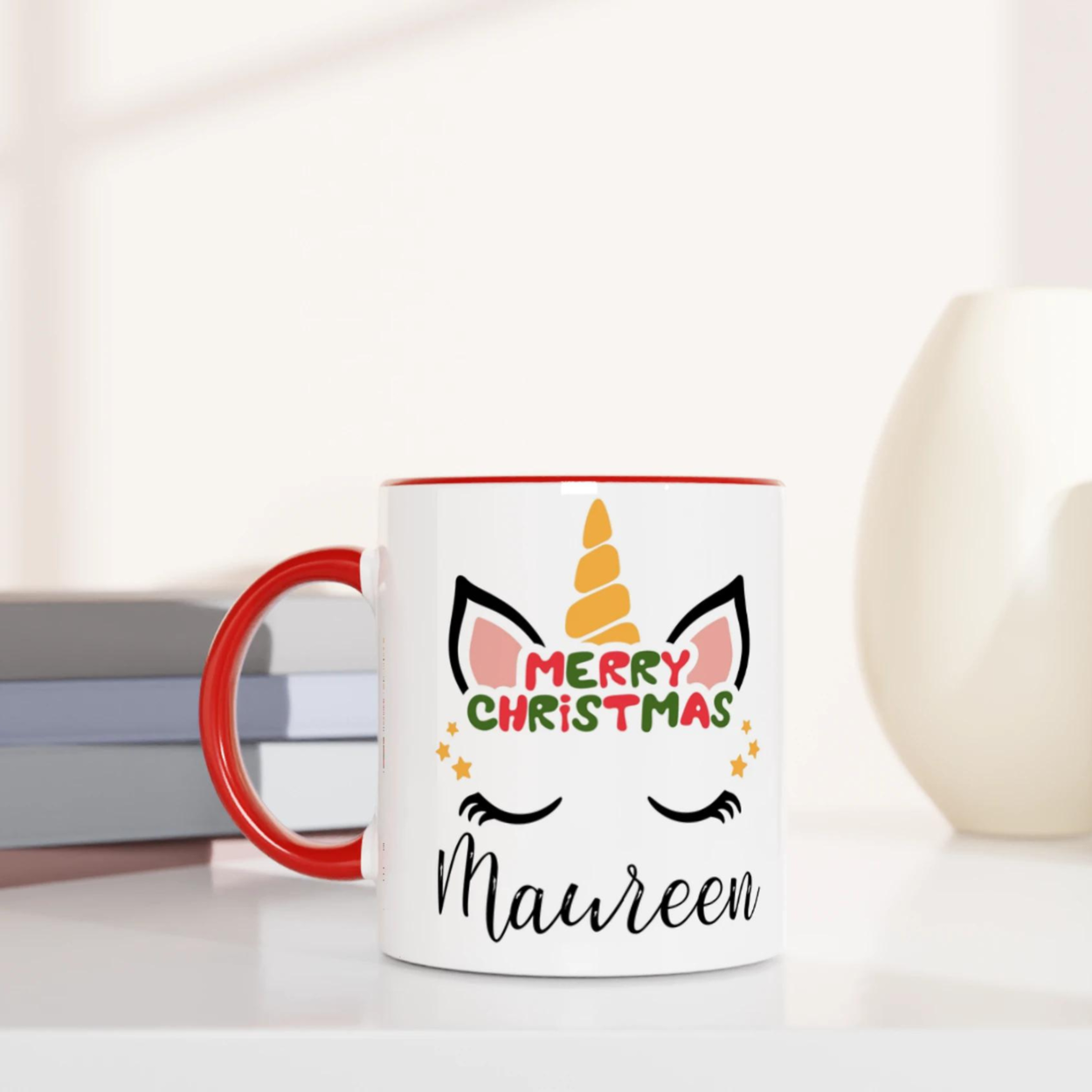 Mug licorne Merry Christmas avec anse rouge et intérieur rouge, design de Noël coloré et corne dorée.