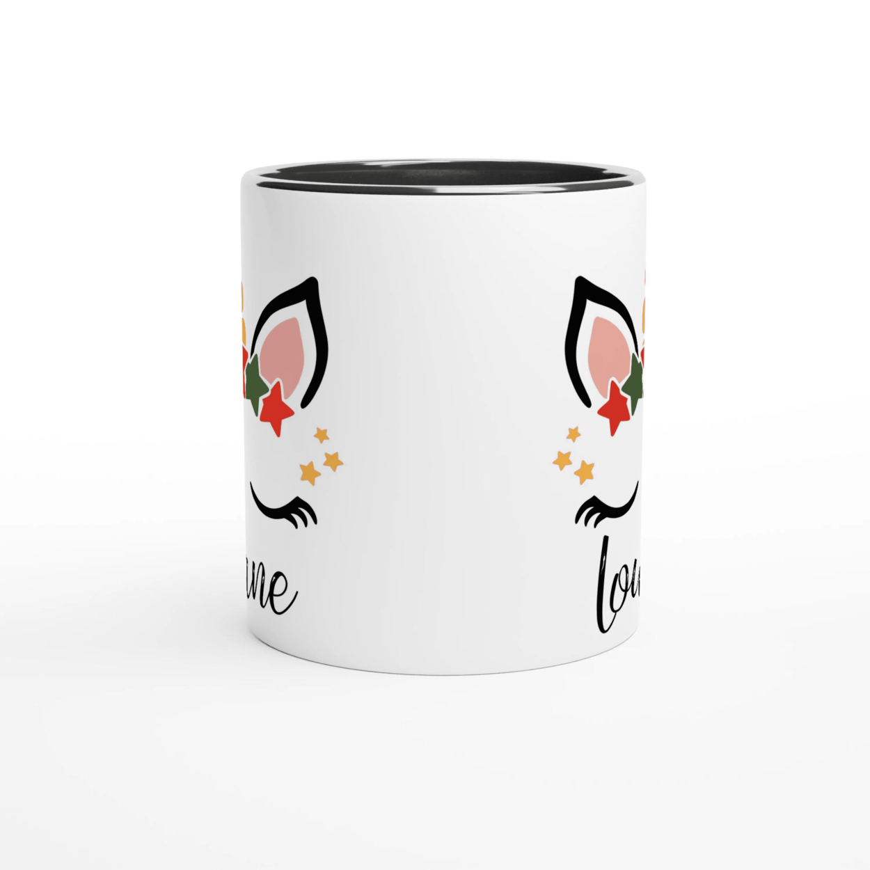 Mug licorne de Noël avec corne dorée et couronne d’étoiles rouges et vertes, anse noire et intérieur noir.