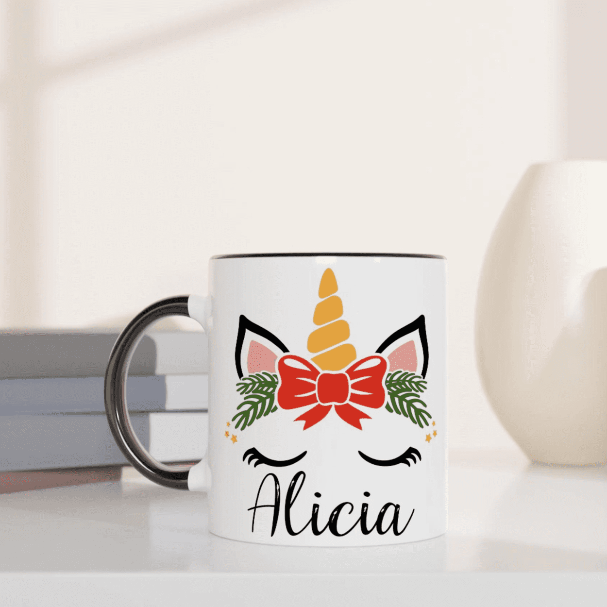 Mug blanc avec motif licorne de Noël et nœud rouge, anse noire et intérieur noir.