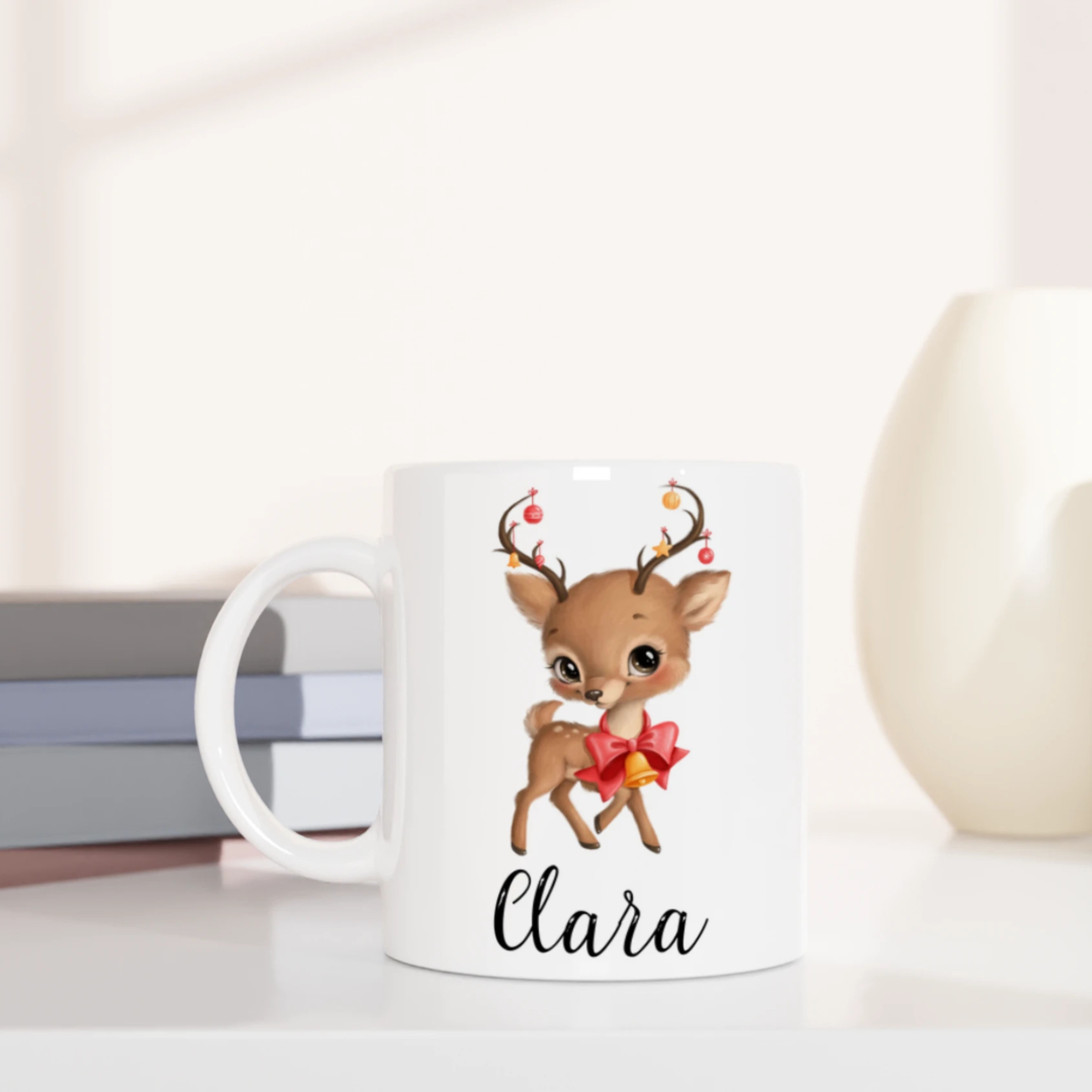 Mug prénom enfant avec renne et Père Noël, intérieur blanc, cadeau parfait pour Noël 2024.