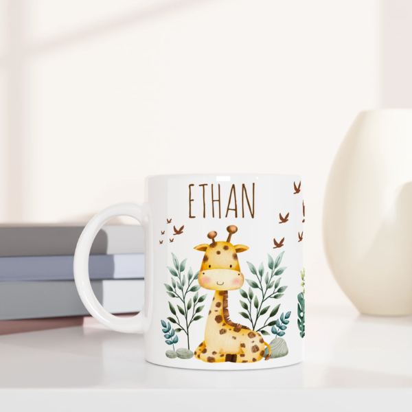Mug personnalisé tout blanc avec une adorable girafe et ses amis de la savane, un cadeau unique et attendrissant pour les enfants.