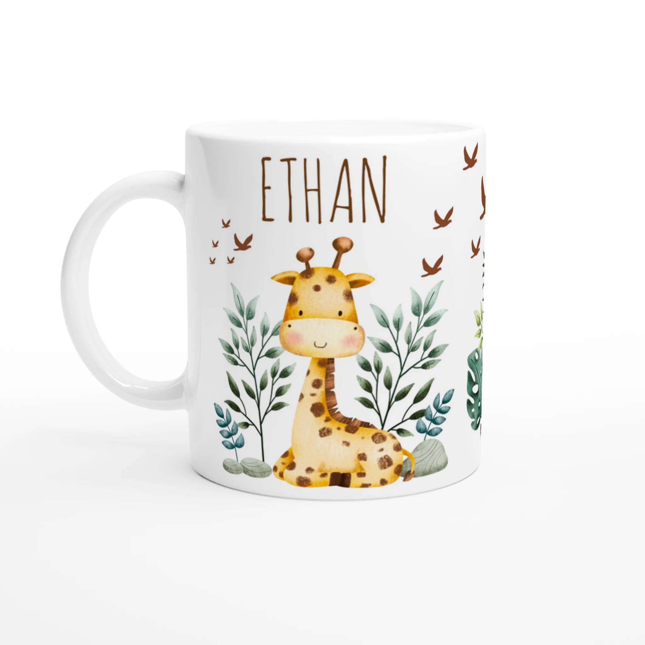 Mug personnalisé tout blanc avec une adorable girafe et ses amis de la savane, un cadeau unique et attendrissant pour les enfants.