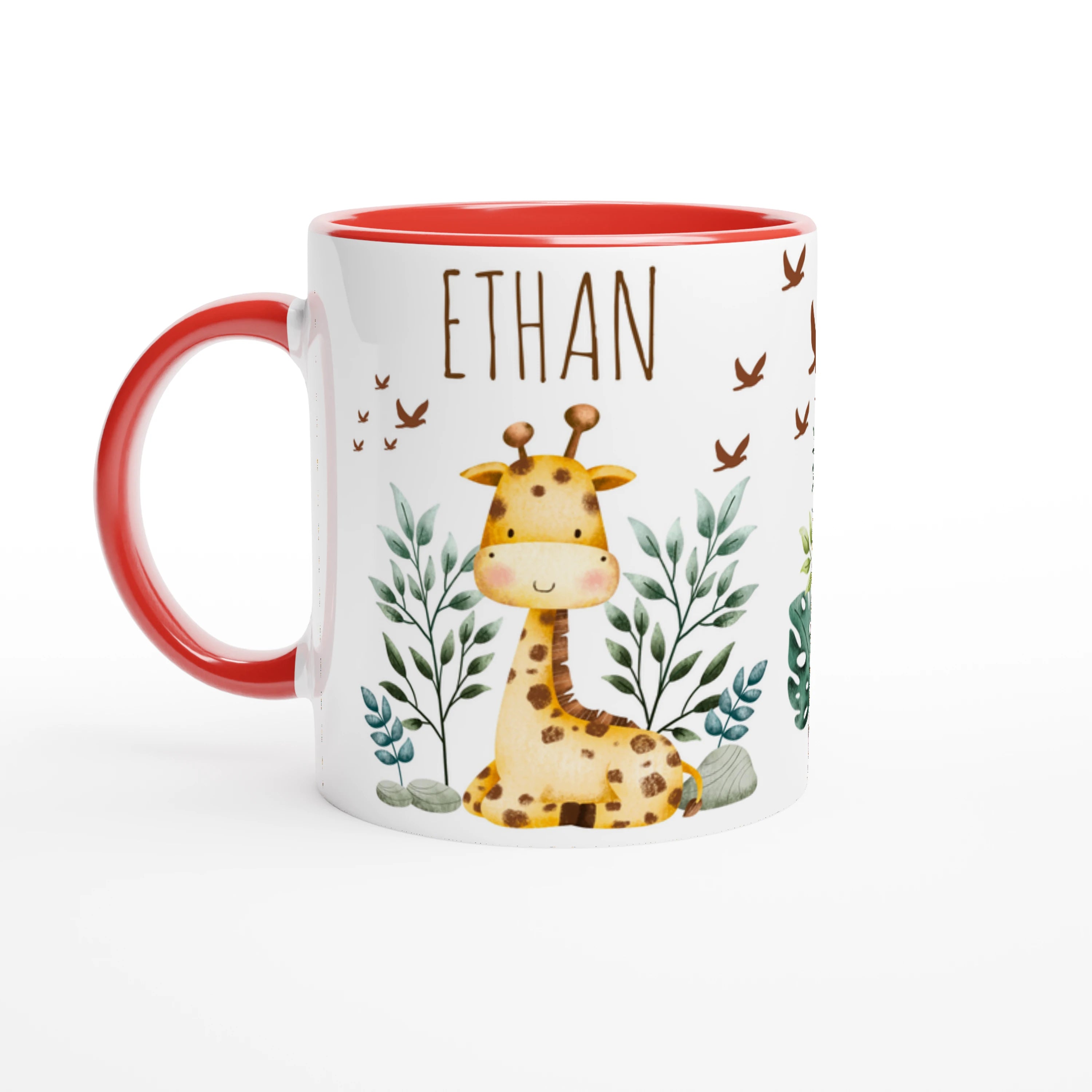 Mug personnalisé avec une joyeuse girafe et ses amis de la jungle, intérieur rouge, idéal pour un cadeau dynamique et coloré.