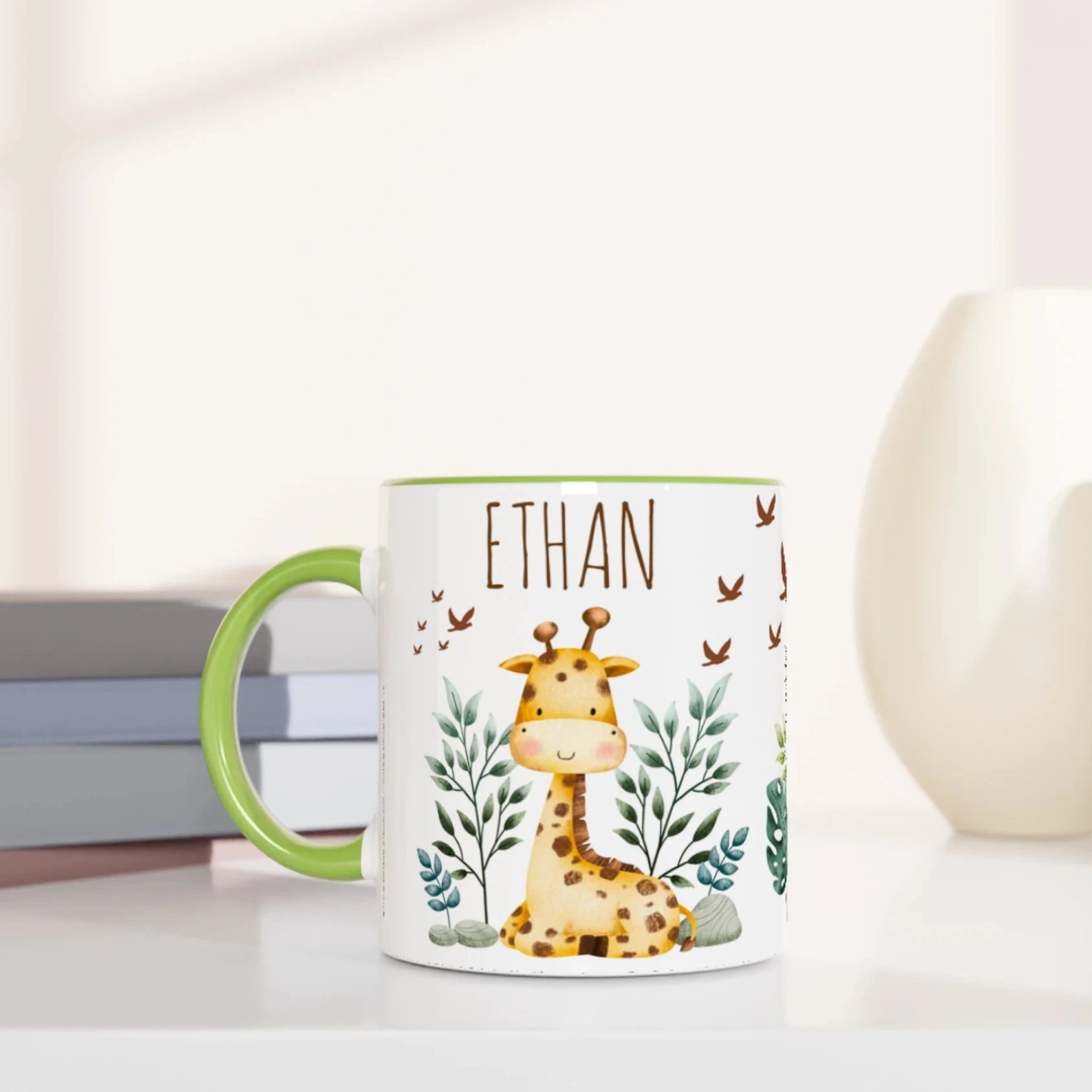 Mug personnalisé avec girafe et feuillage luxuriant, intérieur vert, un cadeau nature et original pour un enfant curieux.