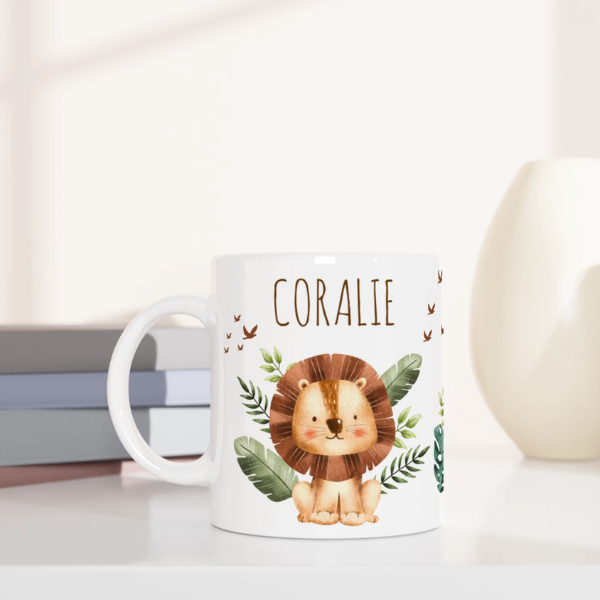 Mug personnalisé tout blanc avec un lion adorable et ses amis de la savane, parfait pour un cadeau unique et attendrissant.