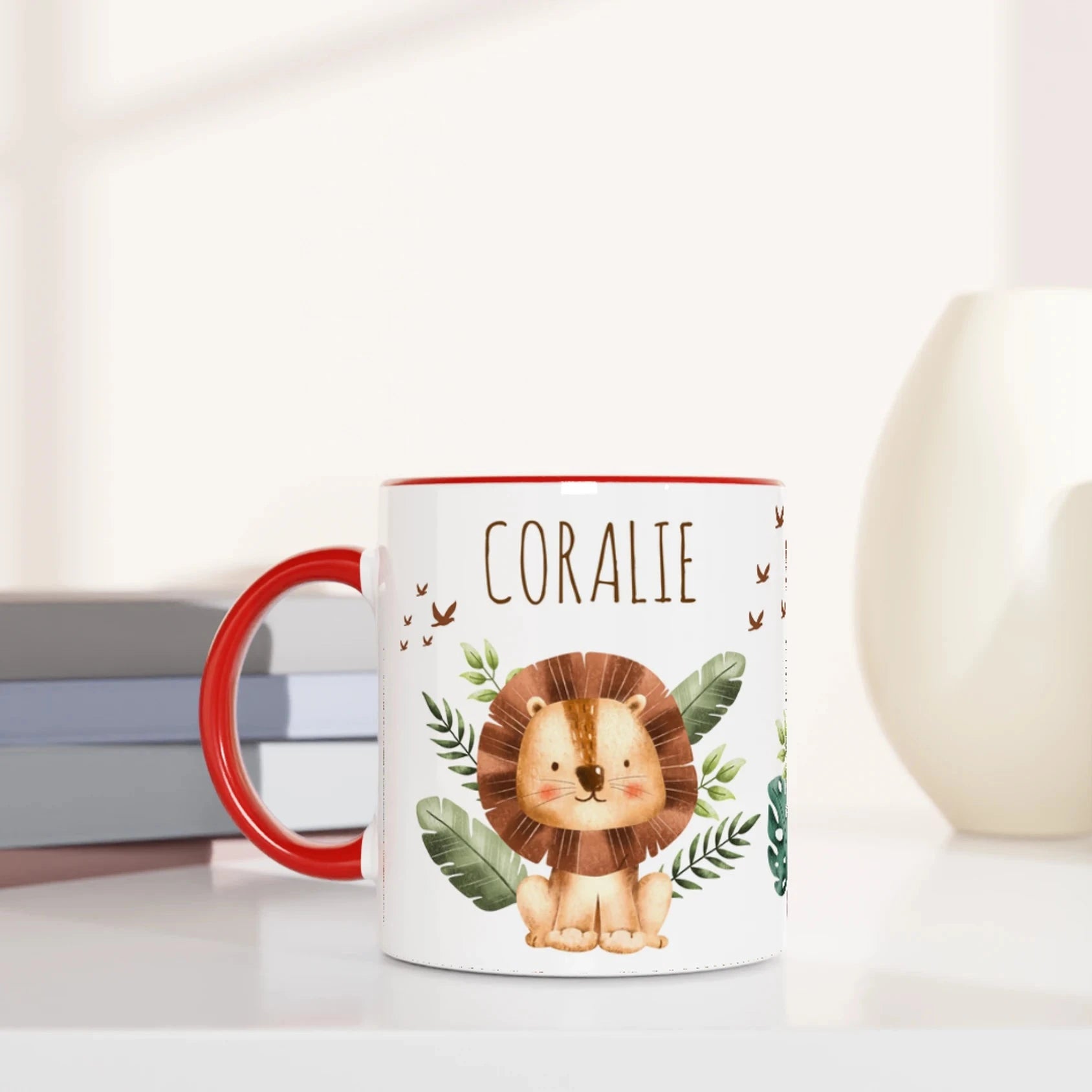 Mug personnalisé avec un lion joyeux et ses amis de la jungle, intérieur rouge, idéal pour un cadeau dynamique et captivant.