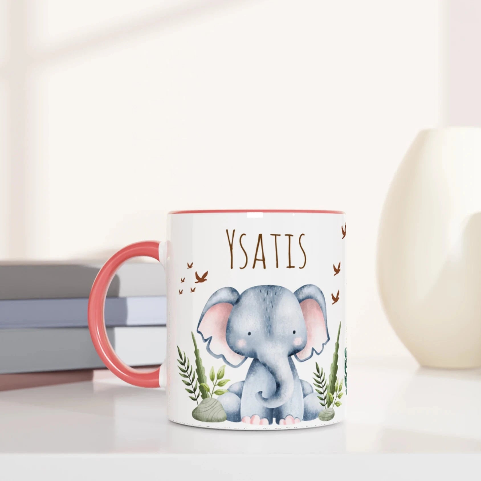 Tasse personnalisée avec animaux de la savane et feuillage tropical, intérieur rose, parfaite pour un cadeau doux et attendrissant.