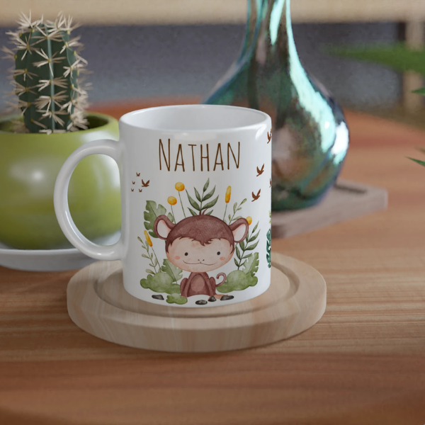 Mug personnalisé tout blanc avec un petit singe adorable et ses amis de la savane, parfait pour un cadeau original et ludique.